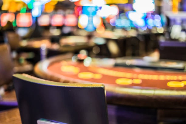 Dealer profesional gamelan88 berinteraksi dengan pemain di meja baccarat live